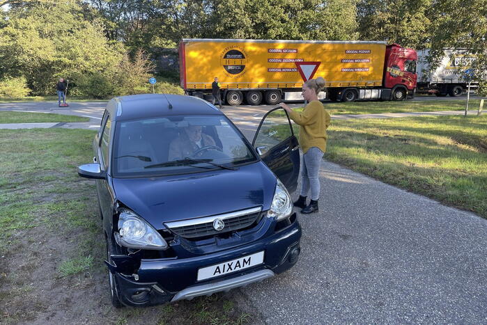 Vrachtwagen botst met brommobiel