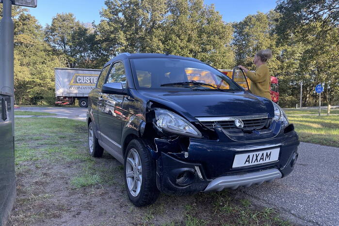 Vrachtwagen botst met brommobiel