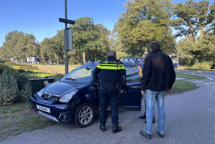 Vrachtwagen botst met brommobiel