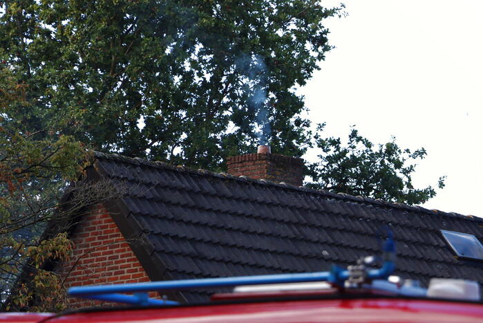 Brandweer veegt schoorsteen na brand