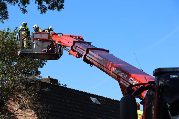 Brandweer veegt schoorsteen na brand