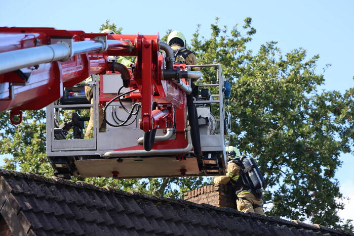 Brandweer veegt schoorsteen na brand
