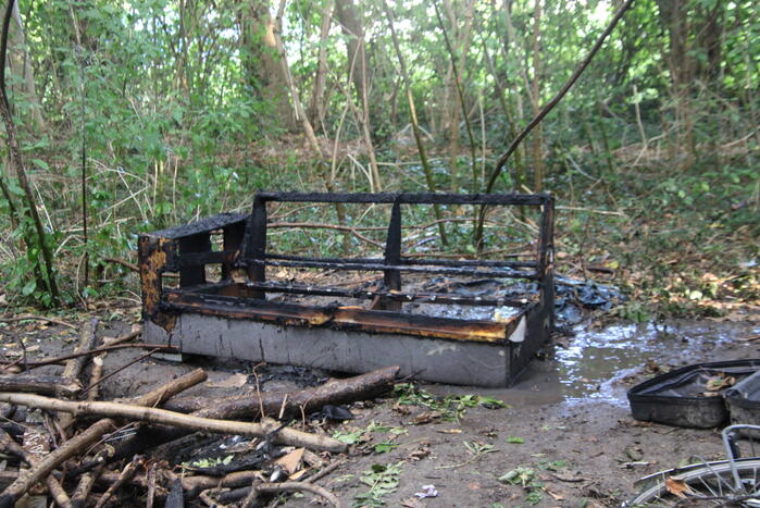Houten bankje in bosjes afgebrand