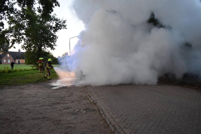 Oude Volvo zwaar beschadigd vanwege brand