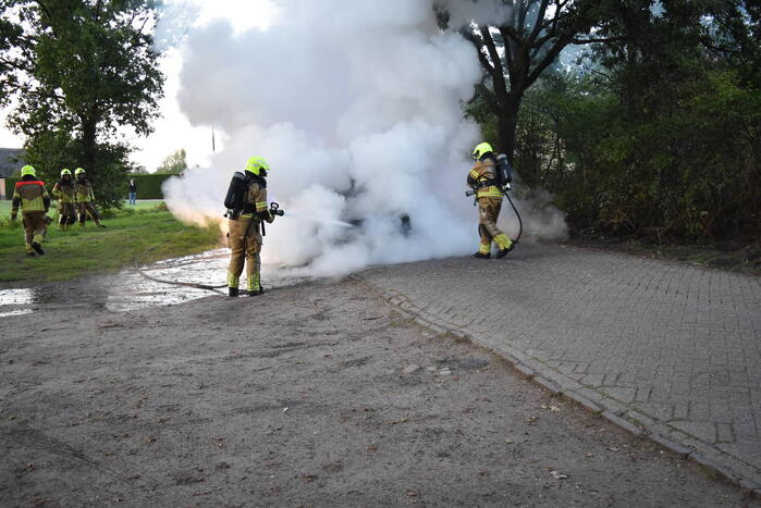 Oude Volvo zwaar beschadigd vanwege brand