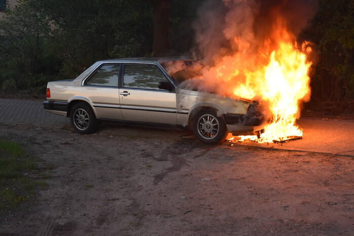 Oude Volvo zwaar beschadigd vanwege brand