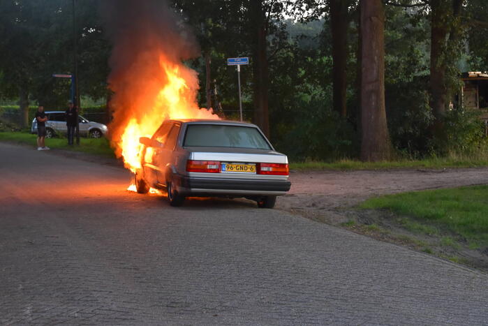Oude Volvo zwaar beschadigd vanwege brand