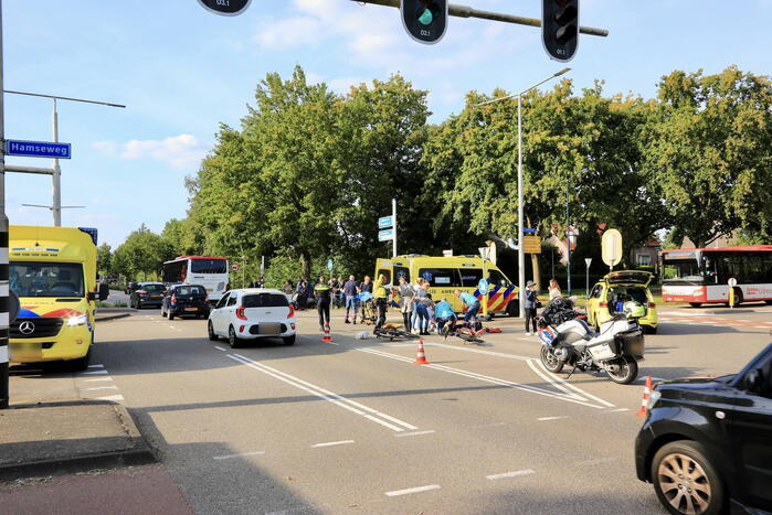 Overstekende hardloper geschept door lijnbus