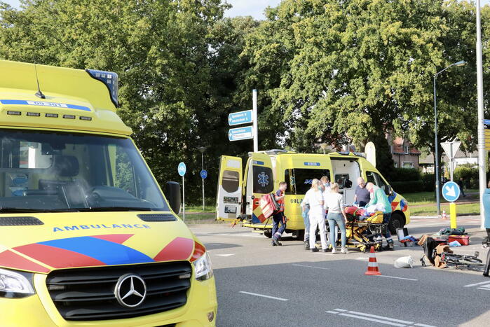 Overstekende hardloper geschept door lijnbus