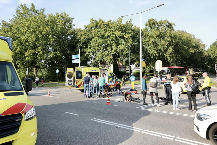 Overstekende hardloper geschept door lijnbus
