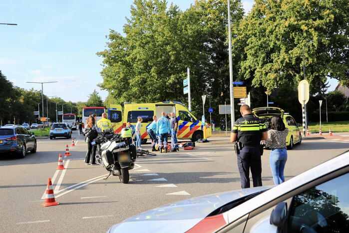 Overstekende hardloper geschept door lijnbus