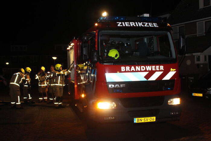Brandweer blust brand in prullenbak