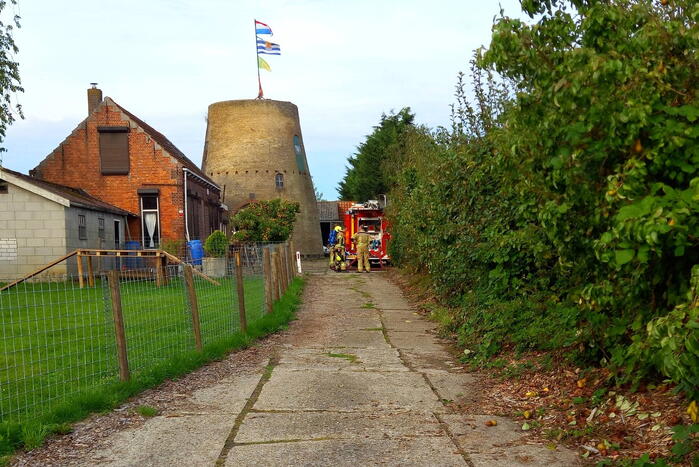 Brandweer blust brand in gebouw