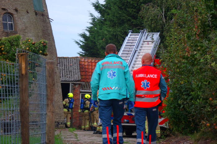 Brandweer blust brand in gebouw