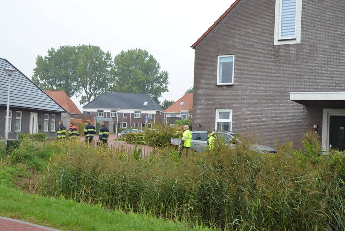 Kip te water gered door brandweerlieden