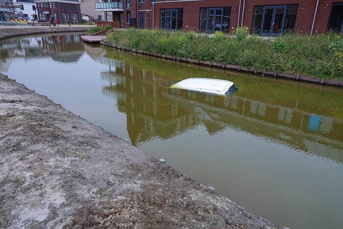 Auto rolt van zelf het water in