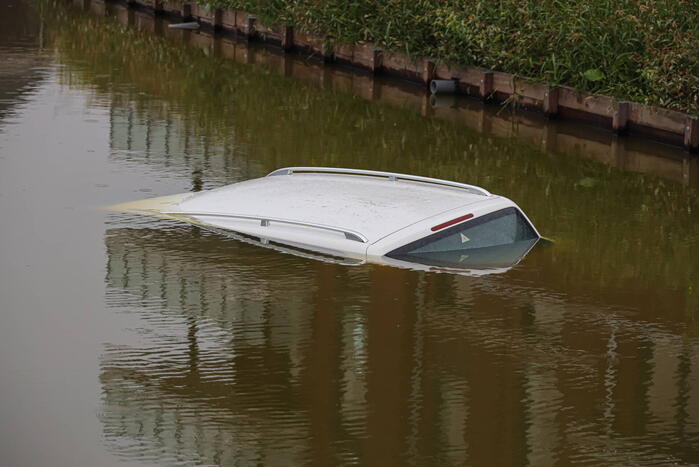 Auto rolt van zelf het water in