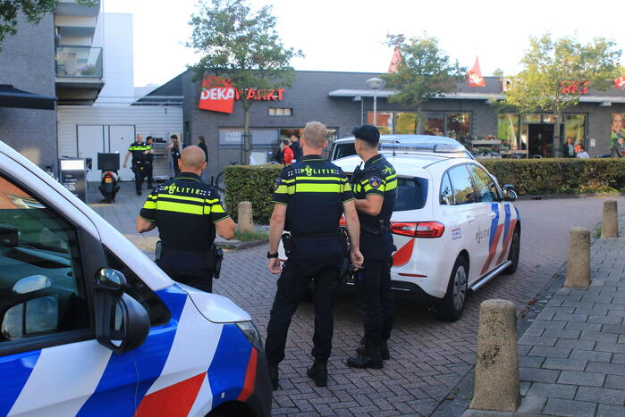 Veel politie ingezet voor vechtpartij bij Dekamarkt