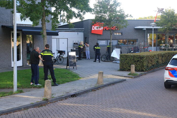 Veel politie ingezet voor vechtpartij bij Dekamarkt
