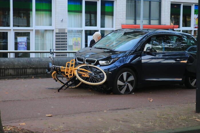 Meerdere gewonden nadat automobilist op fietspad belandt
