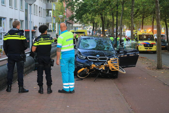 Meerdere gewonden nadat automobilist op fietspad belandt