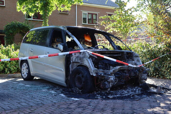 Personenauto zwaar beschadigd door brandstichting