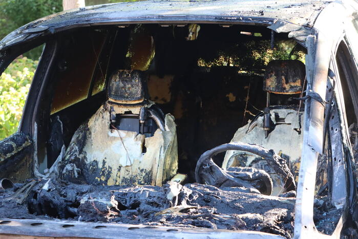 Personenauto zwaar beschadigd door brandstichting