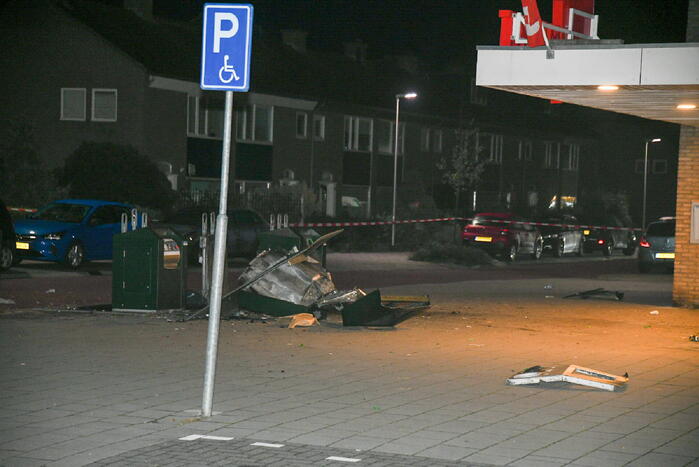 Explosief blaast container compleet uit de grond
