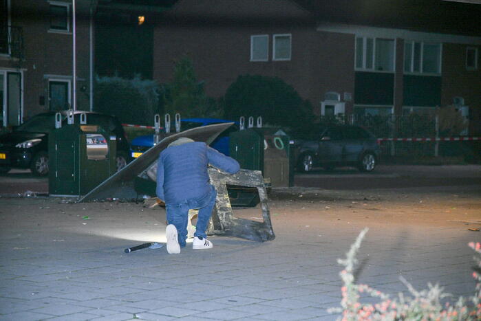 Explosief blaast container compleet uit de grond