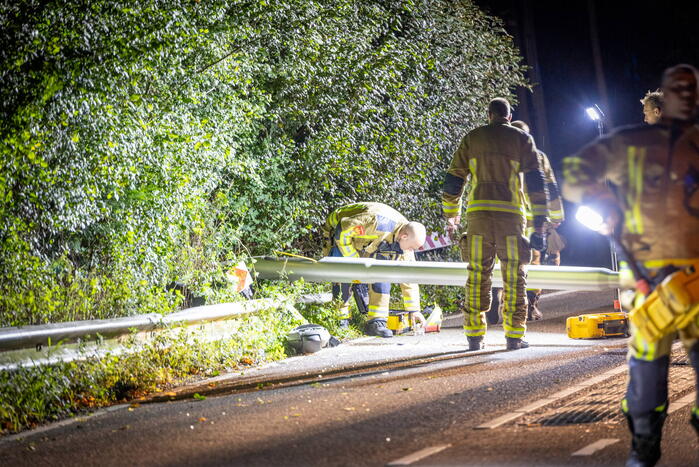 Automobilist richt ravage aan en gaat ervandoor