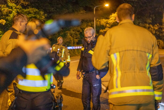 Automobilist richt ravage aan en gaat ervandoor