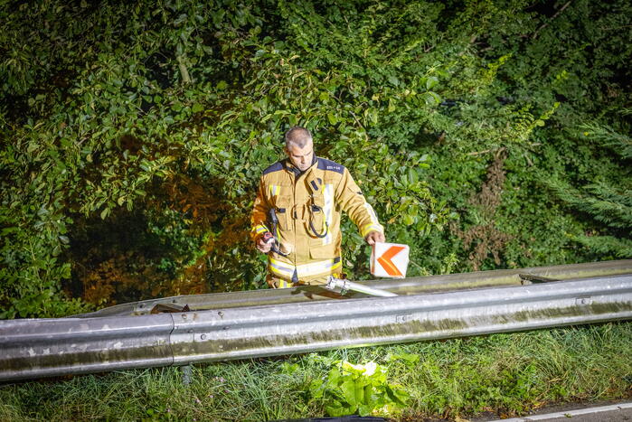 Automobilist richt ravage aan en gaat ervandoor