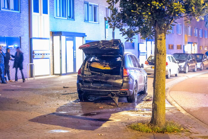 Geparkeerde auto total-loss na brand
