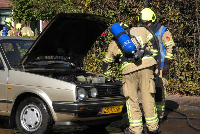 Brandweer blust autobrand