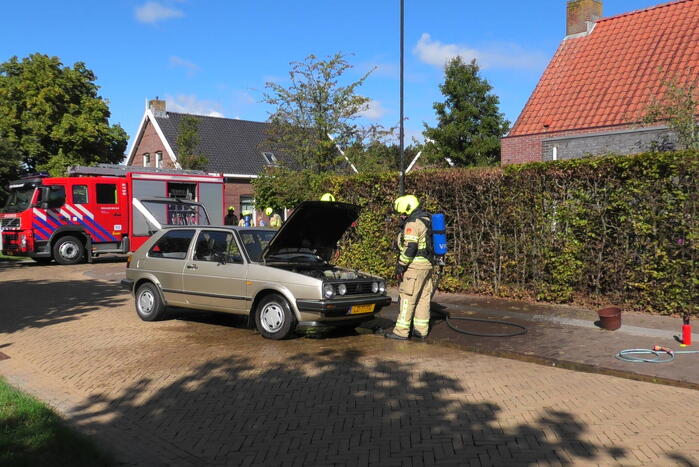 Brandweer blust autobrand