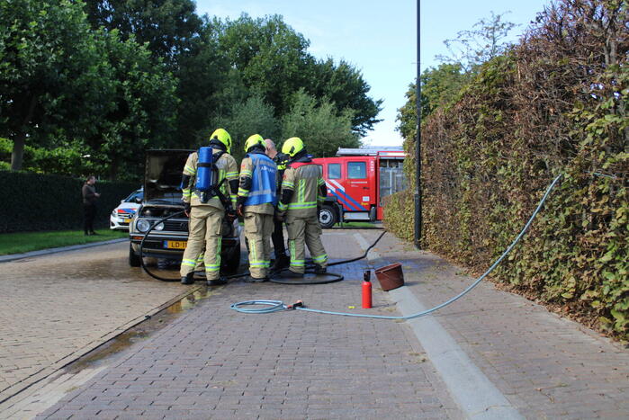 Brandweer blust autobrand
