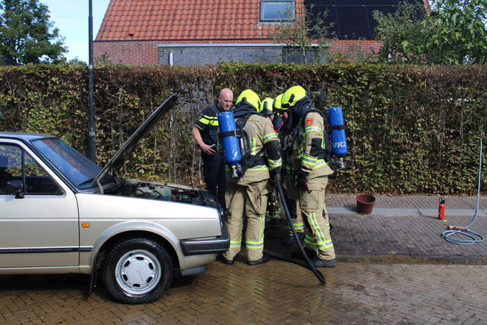 Brandweer blust autobrand