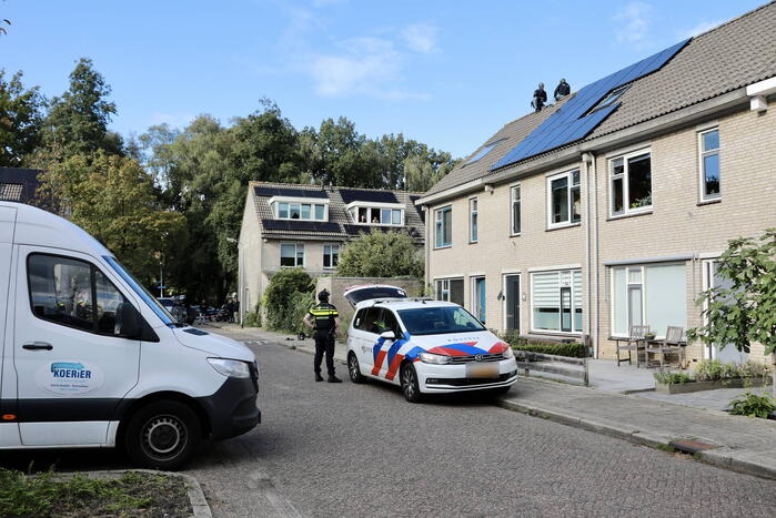 Verward persoon sluit zichzelf op in woning