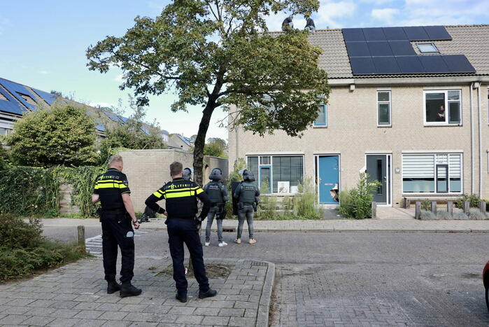 Verward persoon sluit zichzelf op in woning