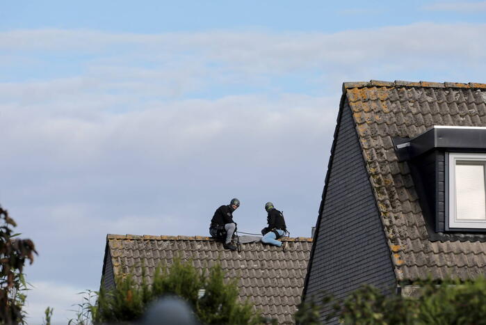 Verward persoon sluit zichzelf op in woning