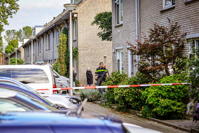 Verward persoon sluit zichzelf op in woning