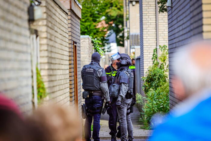 Verward persoon sluit zichzelf op in woning