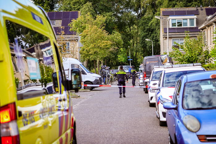 Verward persoon sluit zichzelf op in woning