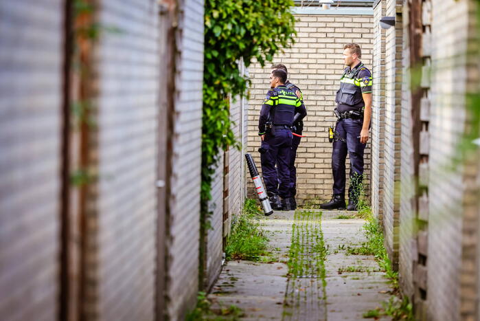 Verward persoon sluit zichzelf op in woning