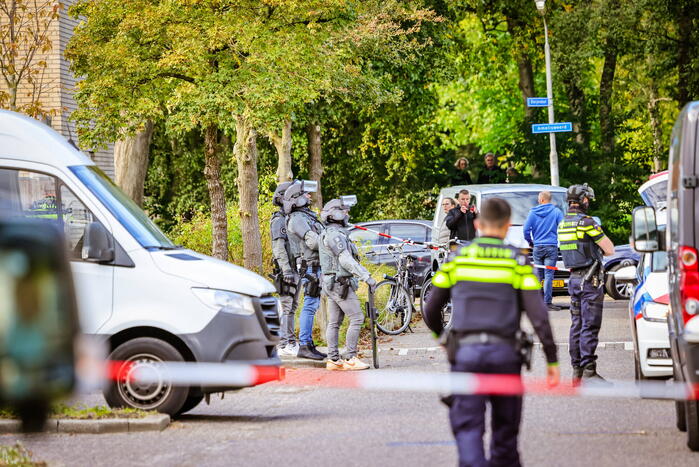 Verward persoon sluit zichzelf op in woning