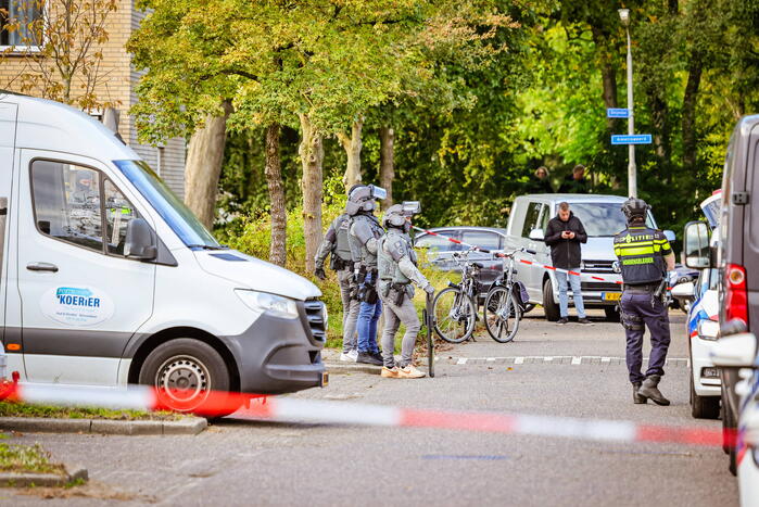 Verward persoon sluit zichzelf op in woning