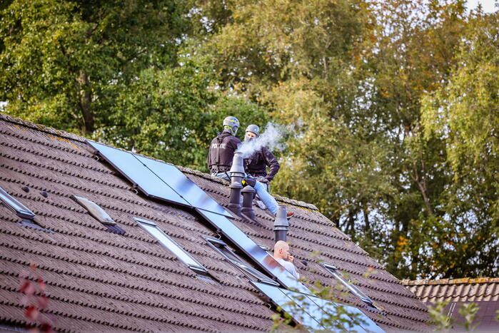 Verward persoon sluit zichzelf op in woning