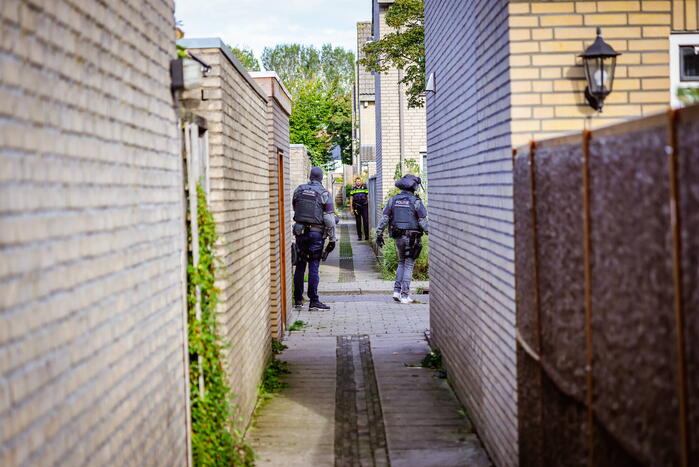 Verward persoon sluit zichzelf op in woning