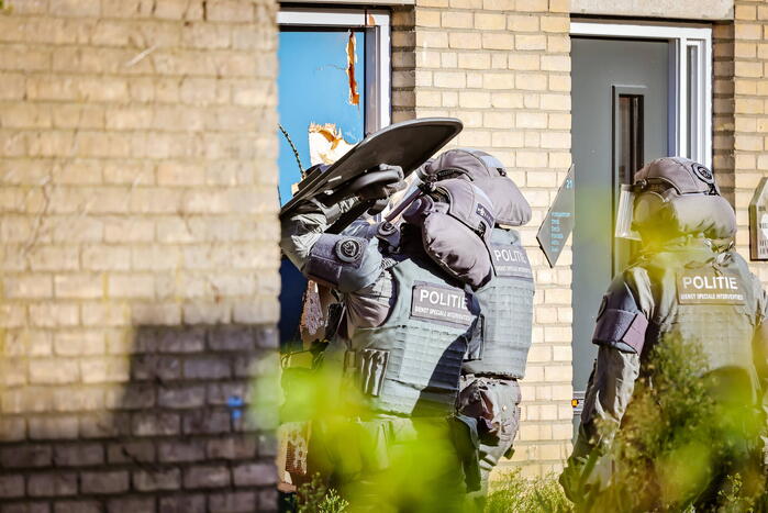 Verward persoon sluit zichzelf op in woning