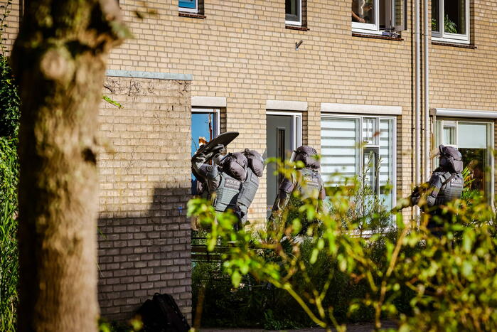 Verward persoon sluit zichzelf op in woning